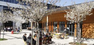 Terrasse du restaurant self-service du campus de Lyon